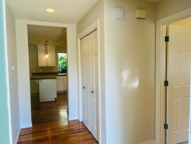 Building Photo - Beautiful Home on a Quiet Street Near Walk...