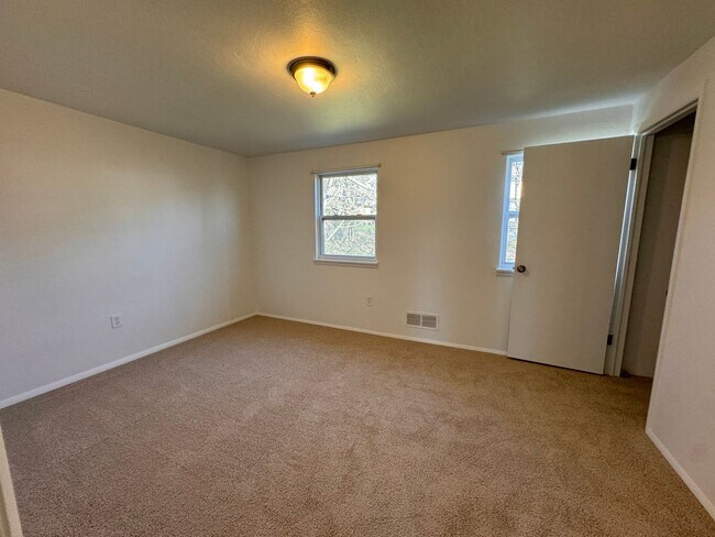 Building Photo - Newly Renovated Townhouse