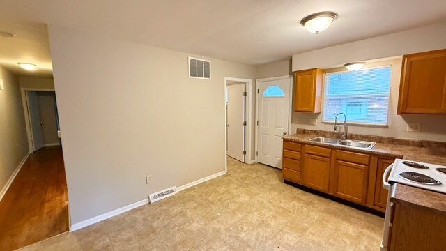 Foto del edificio - SOUTH BROAD RIPPLE 2 BEDROOM RECENTLY UPDATED!