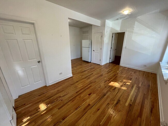 Foto del edificio - 2360 W Dickens Ave