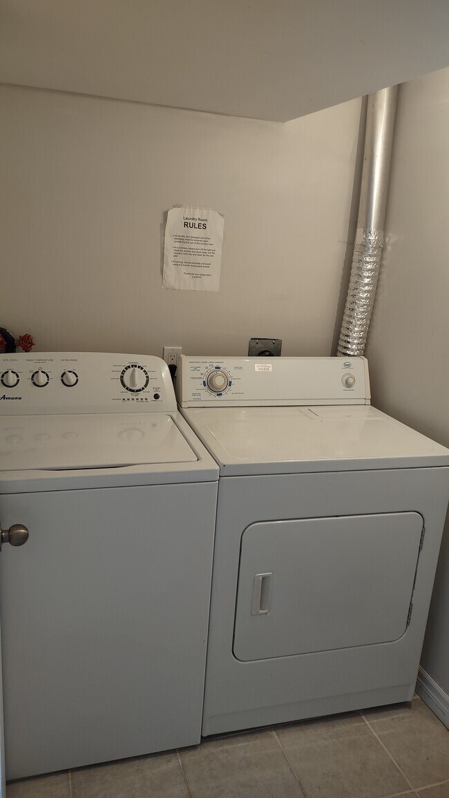 Photo du bâtiment - 355 Blue Grass Blvd