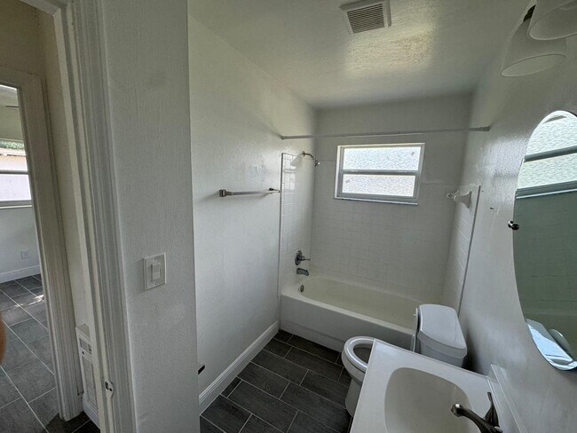 Foto del edificio - 4421 N Clark Ave