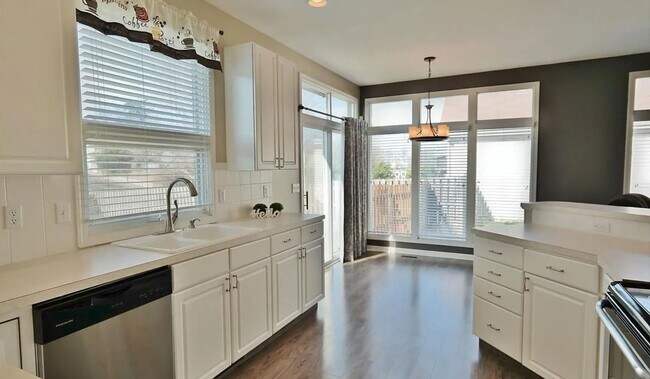 Foto del edificio - Modern 3 Bedroom 4 Bathroom Bellevue Home!