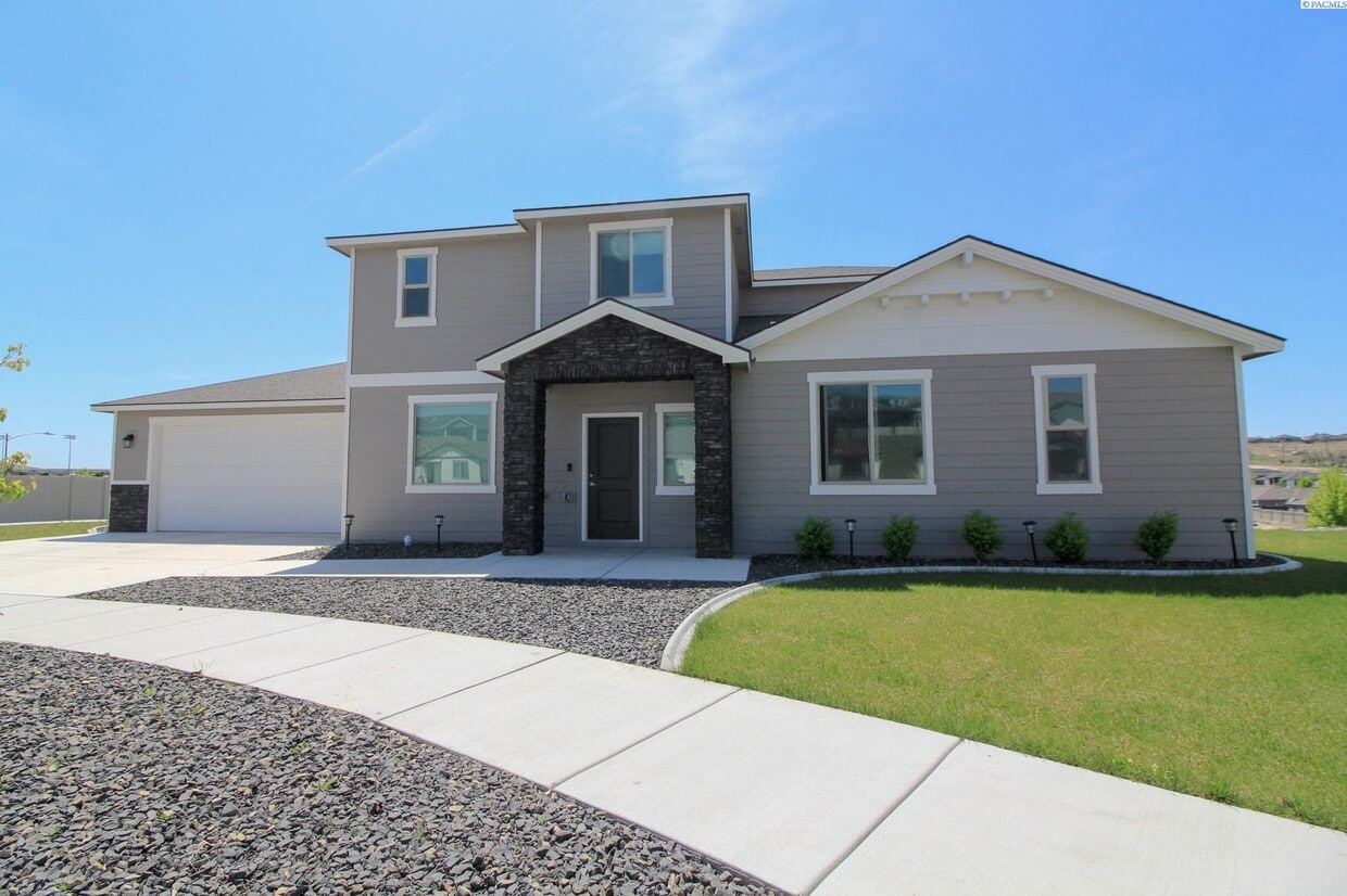Primary Photo - 4 Bed, 2.5 Bath House in South Kennewick
