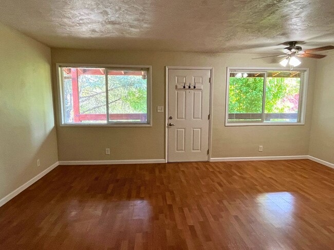 Building Photo - NEU 1333 #5- 1 Bed/1Bath Upstairs Apartment