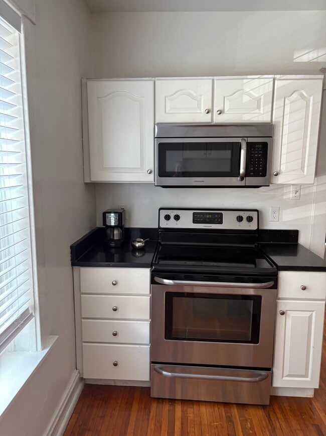 cooktop, oven, microwave - 1721 Nicholson Pl