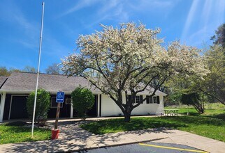 Building Photo - 3303 Maplewood Dr