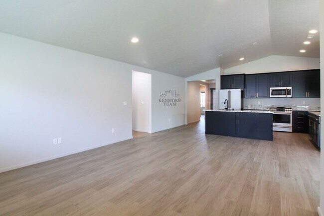 Building Photo - 320 E 35th Ave