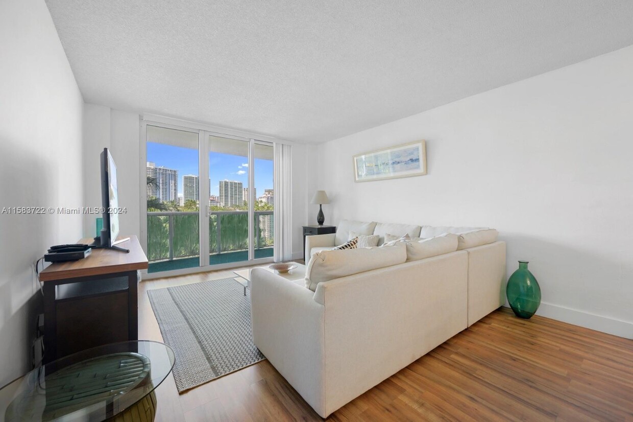 Foto principal - 19370 Collins Ave