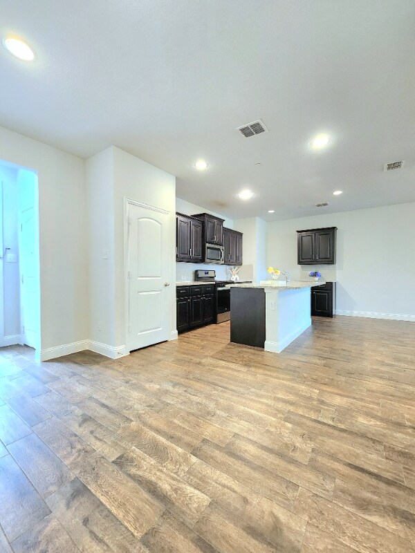 Building Photo - 6820 Meadow Crest Dr