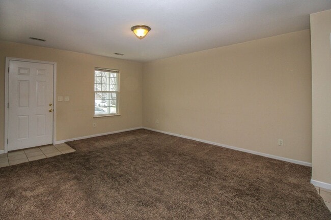 Building Photo - Spacious 4BR/2BA Duplex with 1 Car Garage & Washer/Dryer Included!