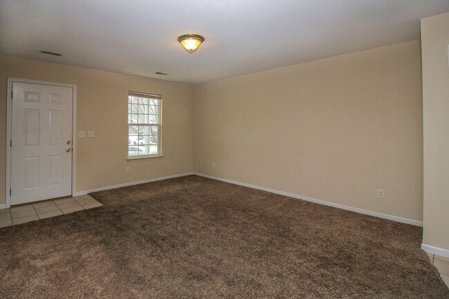 Foto del edificio - Spacious 4BR/2BA Duplex with 1 Car Garage & Washer/Dryer Included!
