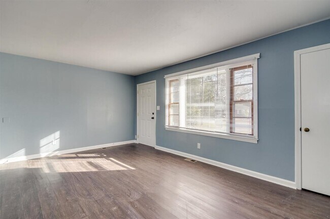 Foto del edificio - 221 Pinehurst Dr