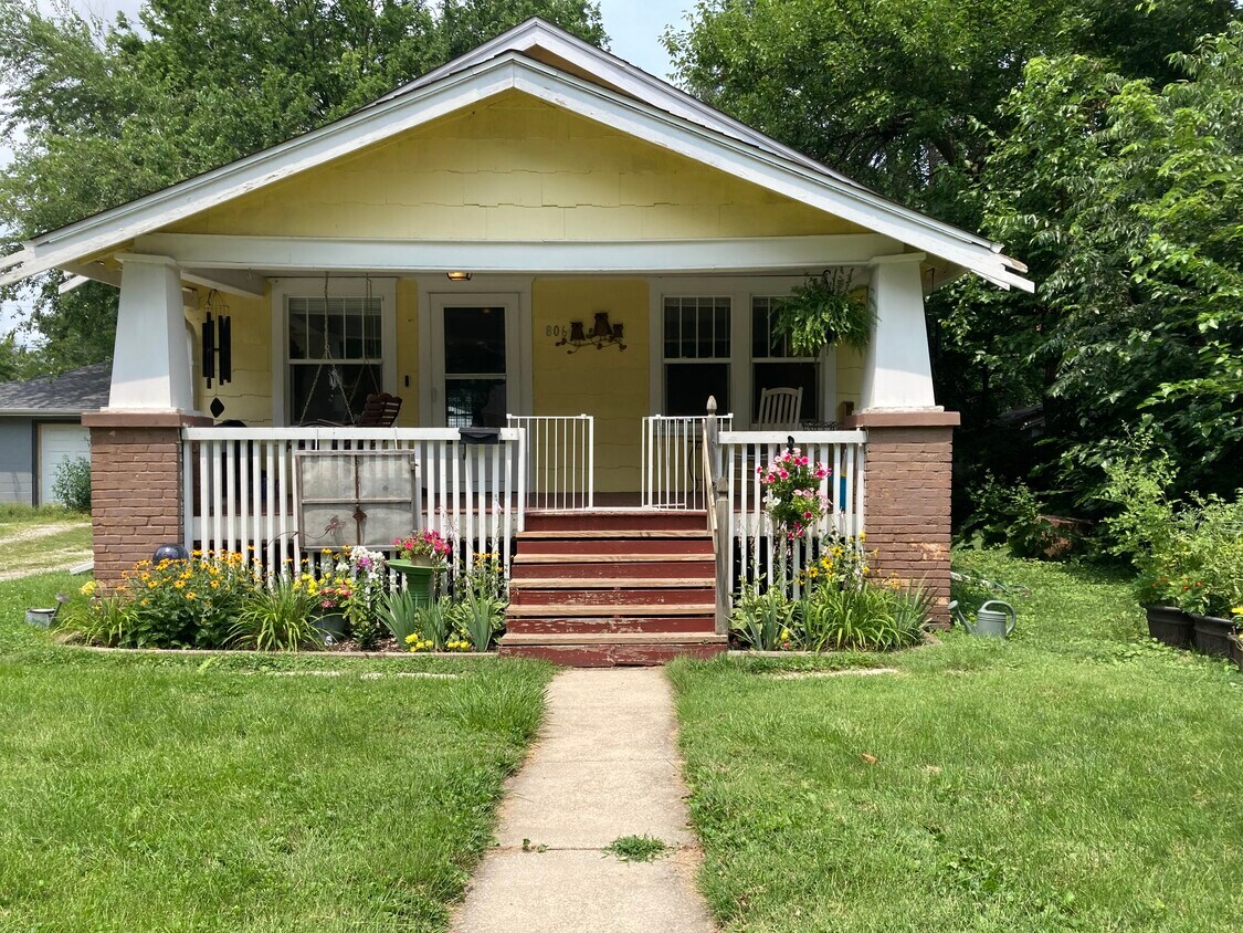 Primary Photo - 806 W Daniel St
