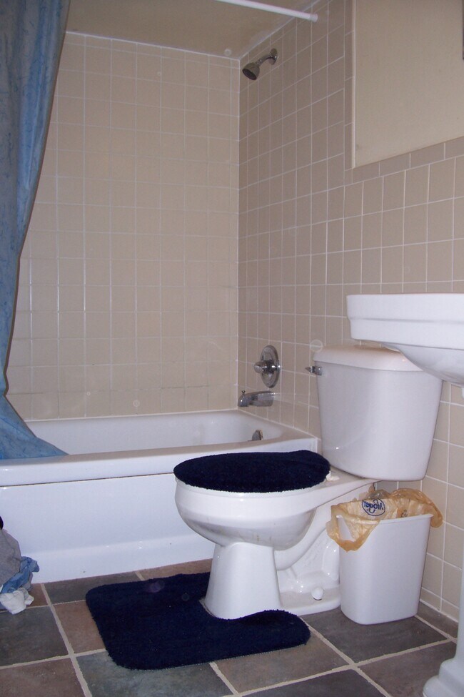 Bathroom - 1004 Vaughn St