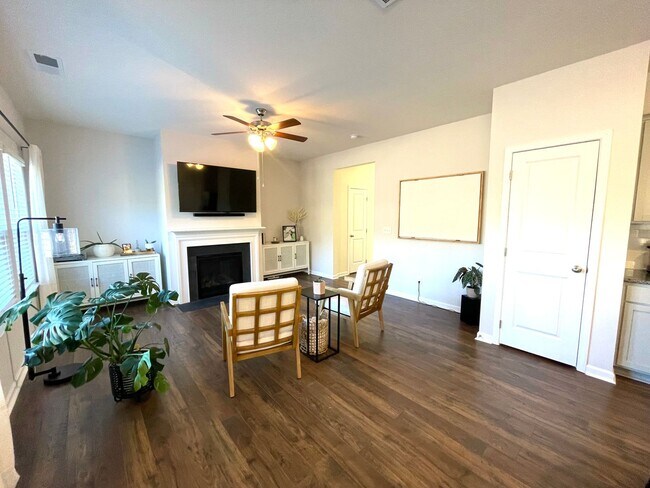 Foto del edificio - Beautiful 3 Bedroom/2.5 House!