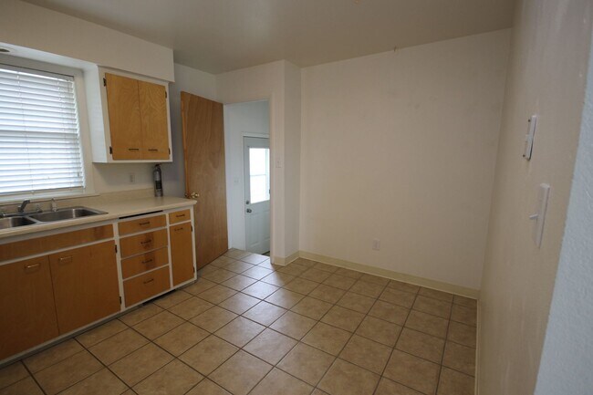 Foto del edificio - Well cared for East End Duplex