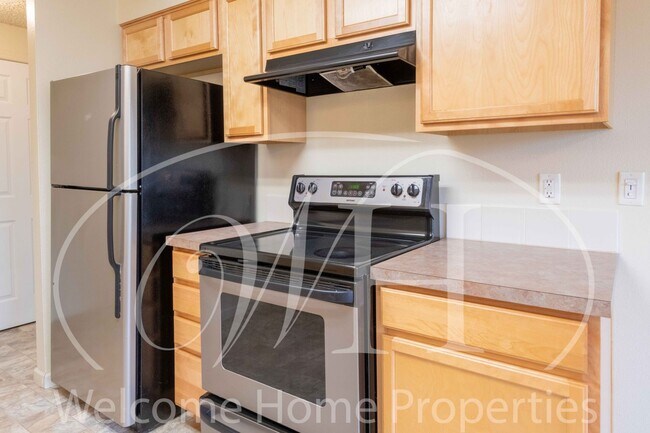 Building Photo - Updated 2 Bedroom Condo with Pool, Covered...