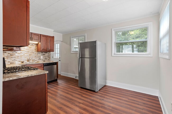 Foto del edificio - 412 Woodbury Lake Rd