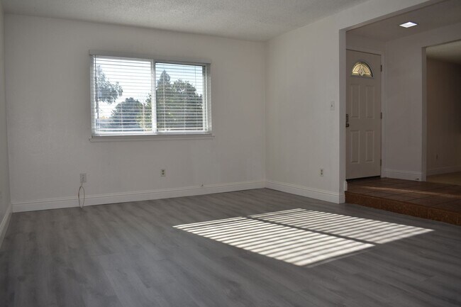 Foto del edificio - 5639 Clark Ave