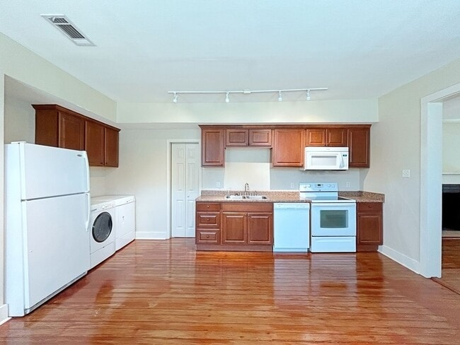 Building Photo - 2 Bedroom In the Garden District