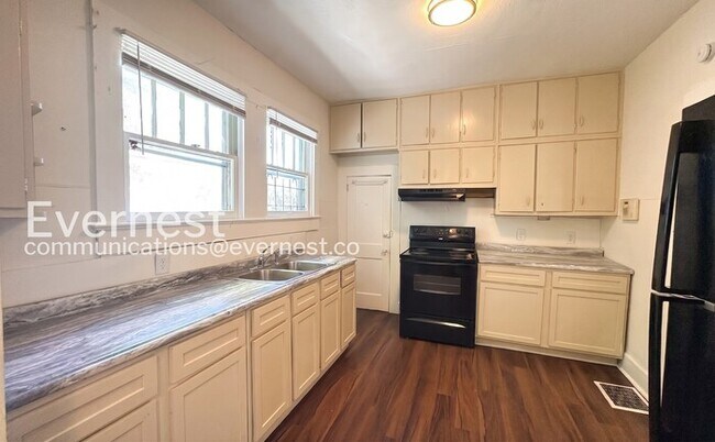 Building Photo - 3 Bed/2 Bath Home with Fenced Yard / Available Now!