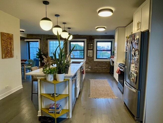 Foto del edificio - 1371 N Milwaukee Ave