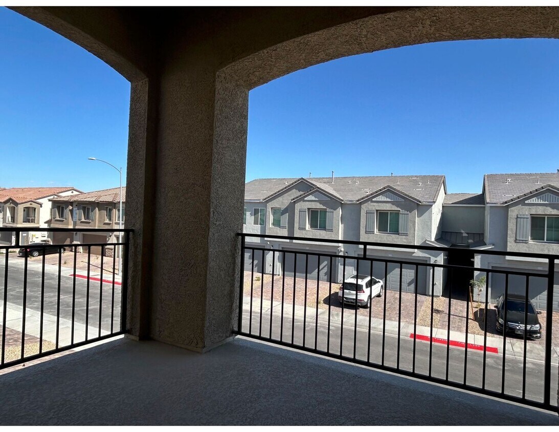 Foto del edificio - Beautiful Corner Unit with 2 Primary Bedrooms and So Many Upgrades!