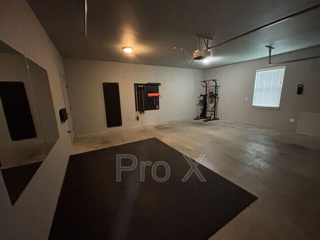 Building Photo - 2826 W Blackstone Crossing