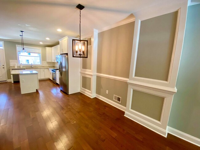 Building Photo - Immaculate 2 Bed/3 Bath Renovated Townhome...