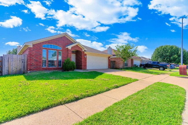 Building Photo - Welcome home to this beautifully maintained 4-bedroom, 2-bath, single-story home in the desirable...