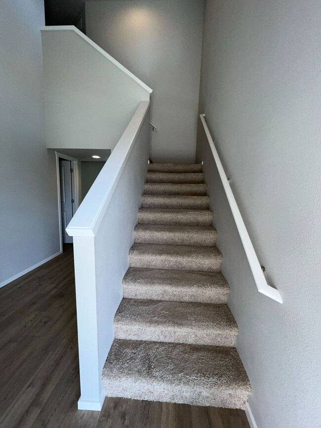 Building Photo - Spacious 4 Bedroom 2.5 Bath  W/Bonus Room ...