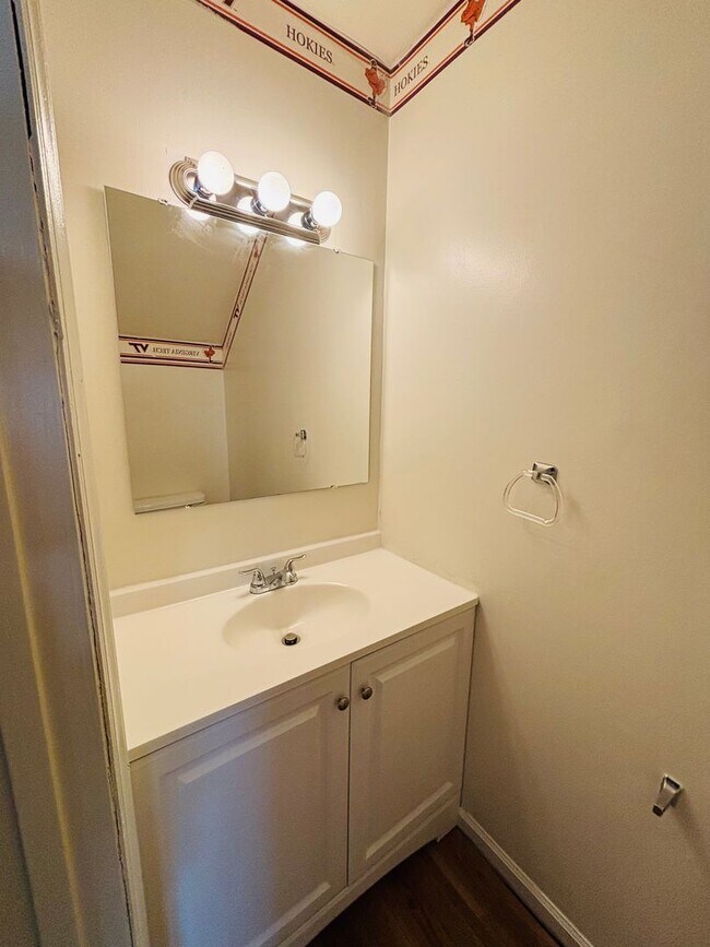 Foto del edificio - 4 Bedroom 2.5 Bath Townhouse