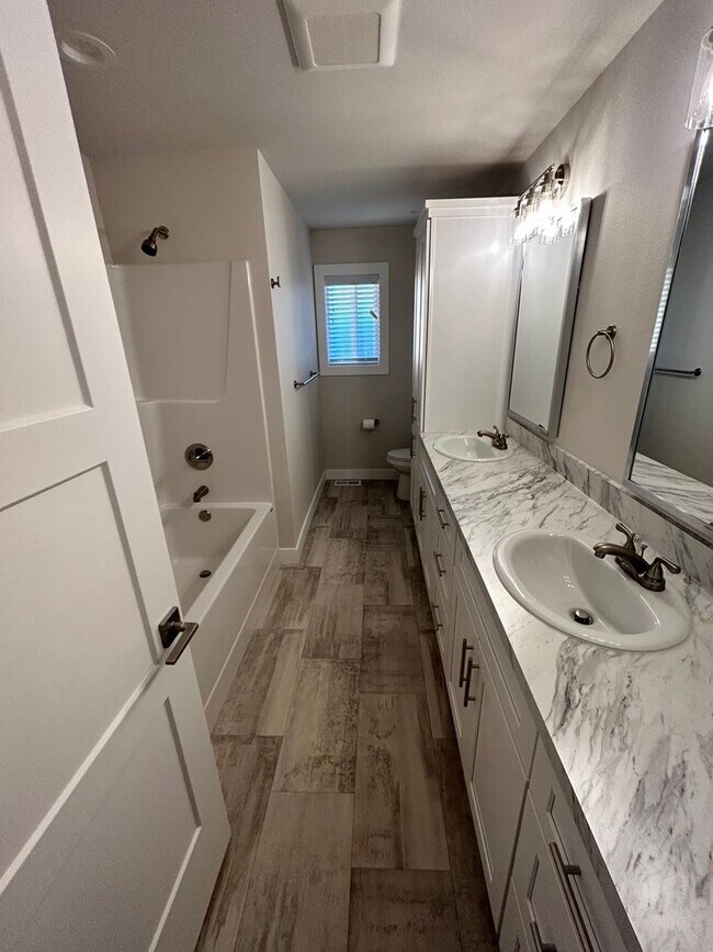 Foto del edificio - Rare 5-bedroom House with 1 Car Garage in ...