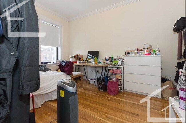Foto del edificio - Sunny 4-bed, 2-bath in Allston Near the T-  Huge Bedrooms!