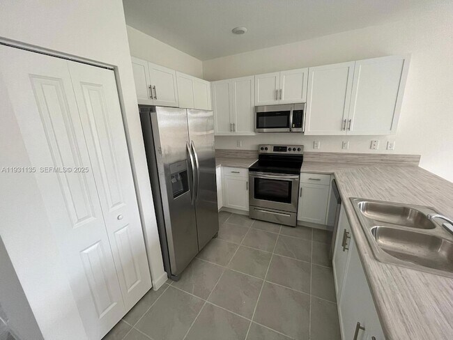 Foto del edificio - 2696 SE 18th St