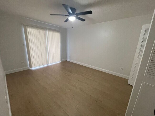 Foto del edificio - 2220 NW 55th Blvd