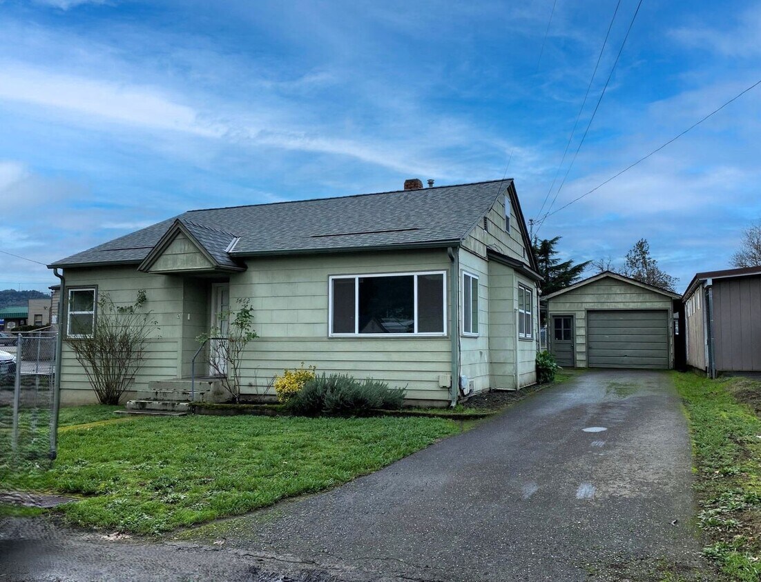 Primary Photo - 3 Bedroom 1.5 Bath House