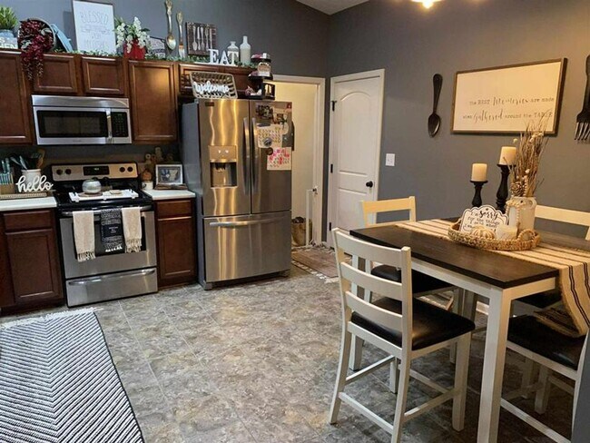 Foto del edificio - Ranch Style House with Fenced Backyard