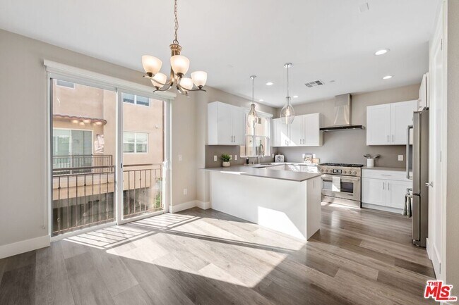 Foto del edificio - 4384 Paxton Pl