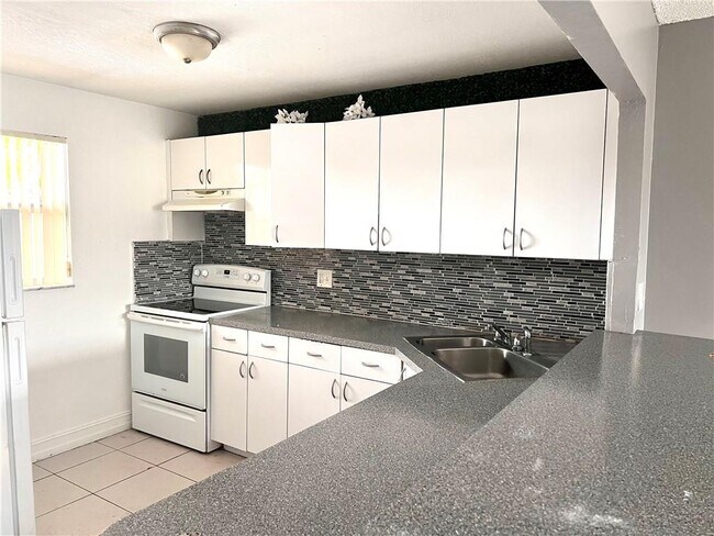 Foto del edificio - 8321 Sands Point Blvd