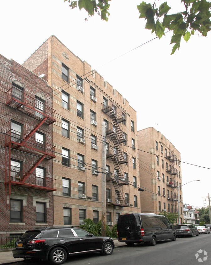 Foto principal - 1654 E 13th St