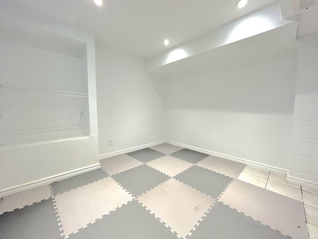 Building Photo - 65 Hillview St