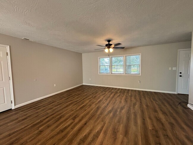 Foto del edificio - Comfort Meets Convenience in This Updated ...