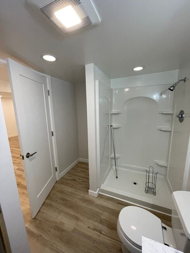 Building Photo - New 1 Bed unit - All Utilities included ev...