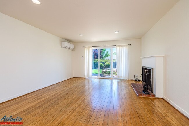 Building Photo - Lovely Home | Gorgeous Yards | A/C