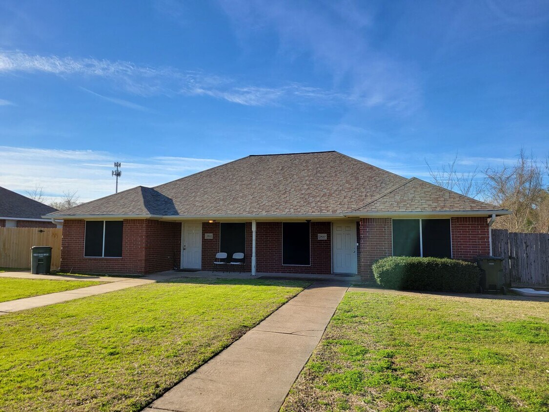 Building Photo - Bryan, West side - 3 bedroom / 2 bath duplex with fenced in yard.