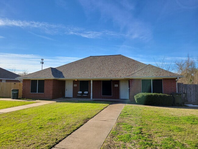 Foto del edificio - Bryan, West side - 3 bedroom / 2 bath duplex with fenced in yard.