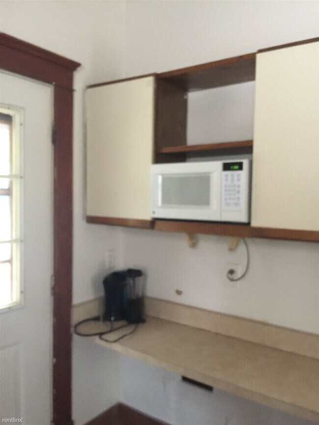 Building Photo - 6 br, 3 bath House - 902 Packard St AVAILA...