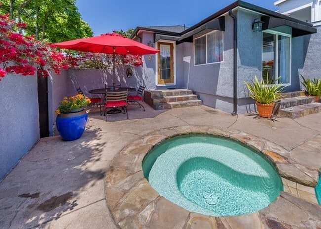 Building Photo - PRIVATE HOUSE.. POOL.  3 Bedroom + 2 Bath. In UNIT WASHER / DRYER